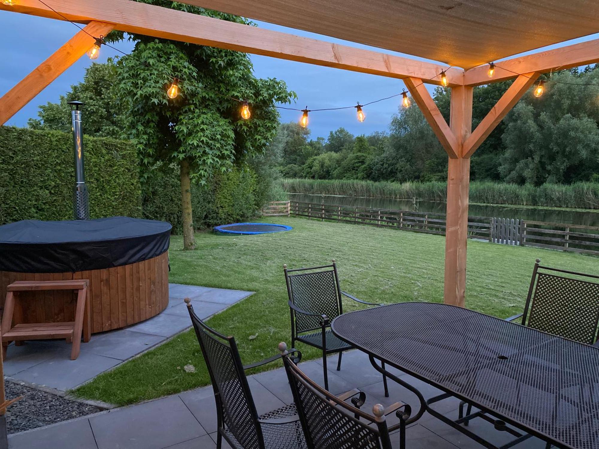 Villa Riverside Met Hottub, Eigen Aanlegsteiger, Zwemtrap, Trampoline En Kano'S Zeewolde Luaran gambar